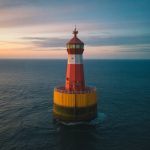 Expériences insolites : Passer une nuit dans un phare en pleine mer pour un séjour hors du temps